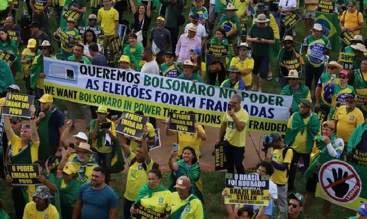 Manifestantes se reúnem no Palácio do Alvorada antes da diplomação de Lula