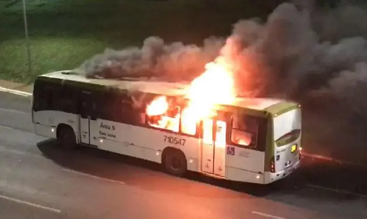 Manifestantes tentam invadir sede da PF em Brasília e ateiam fogo em carros e ônibus