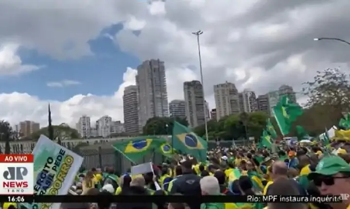 Manifestantes voltam a se reunir em frente a bases militares para protestar contra processo eleitoral