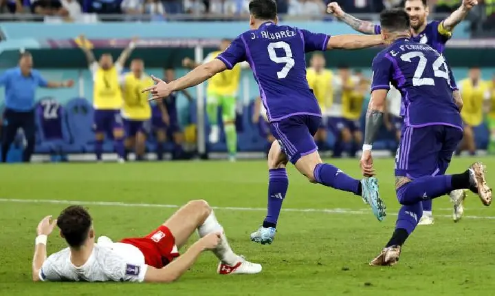 Messi perde pênalti, mas Argentina vence a Polônia e está classificada às oitavas de final