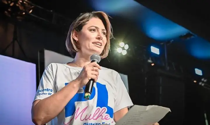 Michelle Bolsonaro critica indicação de Dino ao STF e foto com bíblia: “Não existe comunista cristão”