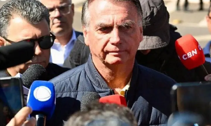 Moraes dá 24h para defesa de Bolsonaro explicar descumprimento de cautelar, sob pena de prisão imediata