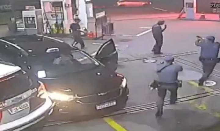 Motorista de aplicativo bate em viatura da PM para escapar de sequestro em SP