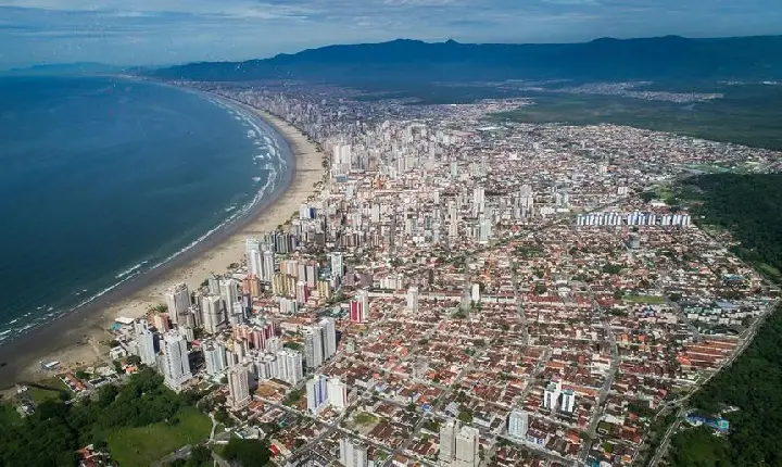 Mulher morre após ser atingida por raio no litoral