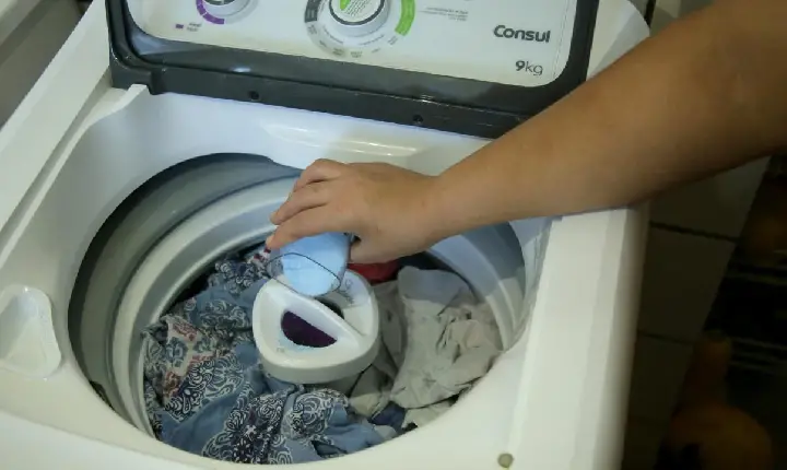 Mulher morre eletrocutada ao tirar roupas de máquina de lavar