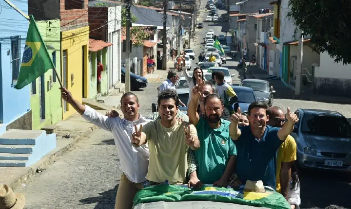Multidão recepciona Roma em Itapetinga com carreata