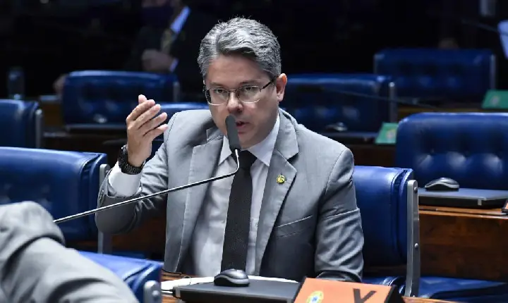 Nunes Marques dá 10 dias para que Arthur Lira explique tramitação de MPs