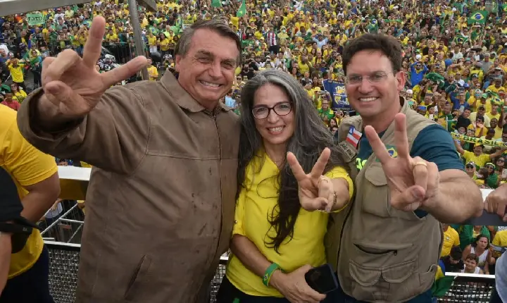 ‘O baiano já escolheu de que lado irá ficar’, diz Raíssa Soares em motociata com Bolsonaro