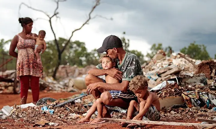 O Baile da Hipocrisia: Entre o Trio Elétrico e a Falta de Esgoto na Bahia
