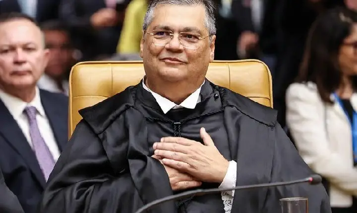 O Camaleão de Toga: A Inquieta Trajetória de Flávio Dino entre os Poderes