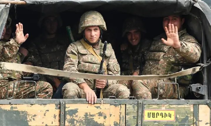 Ofensiva do Azerbaijão já obrigou quase todos os armênios a fugir de Nagorno-Karabakh