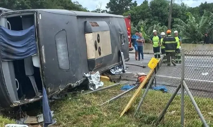 Ônibus da dupla Conrado e Aleksandro sofre acidente e cantor morre em rodovia em SP