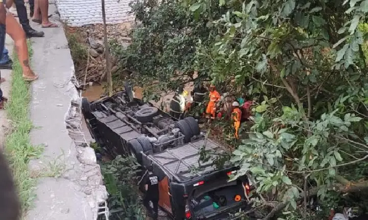 Ônibus que transportava time de futebol cai de ponte e deixa quatro mortos em Minas Gerais