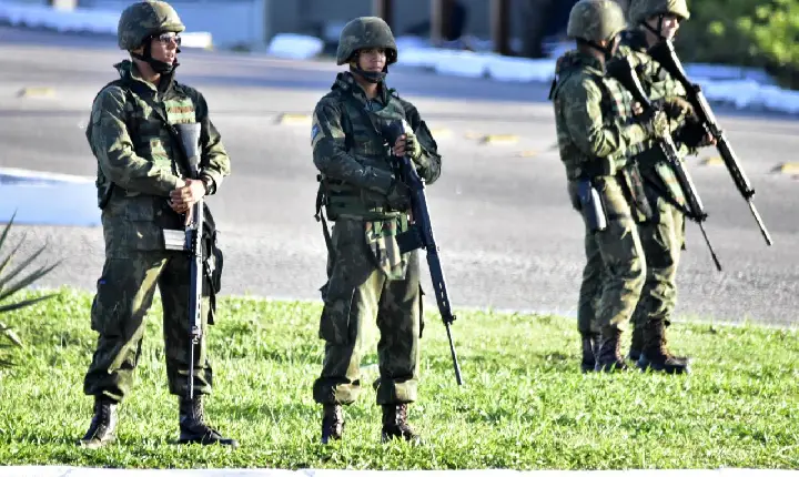 Pesquisa aponta queda de confiança dos brasileiros nas Forças Armadas