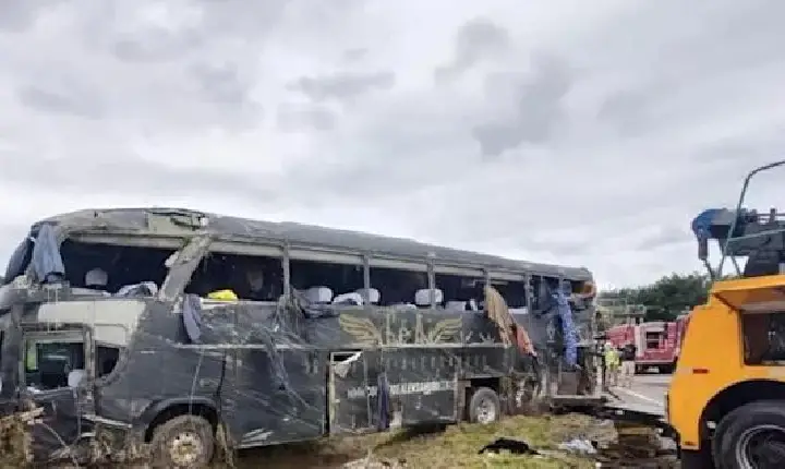 Pneu estourado é principal suspeita para acidente com ônibus de dupla sertaneja