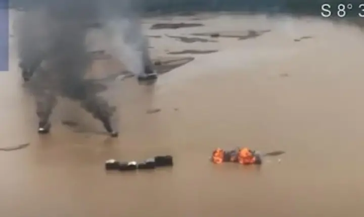 Polícia Federal destrói 81 balsas em ação contra o garimpo no Rio Madeira