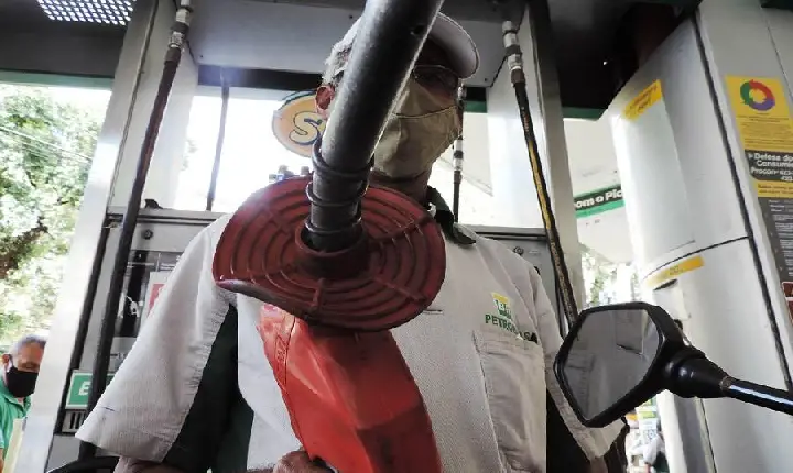 Preço médio da gasolina aumenta 3% nos postos, aponta ANP
