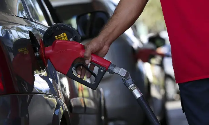 Preço médio do litro da gasolina cai após quatro semanas de alta