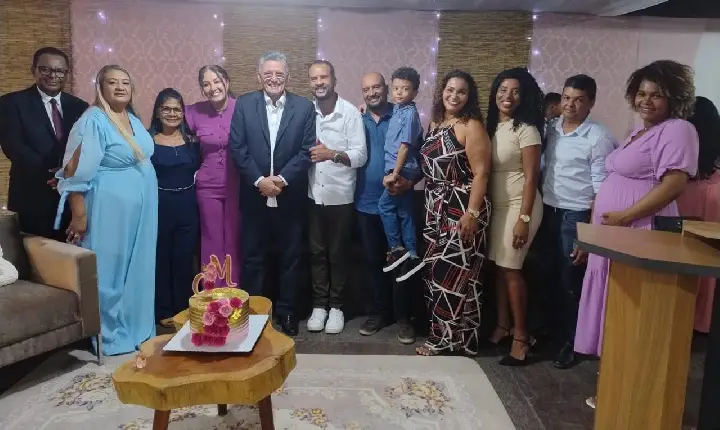 Prefeito entrega documentos legalizados para Igreja Assembléia de Deus em Porto Seguro