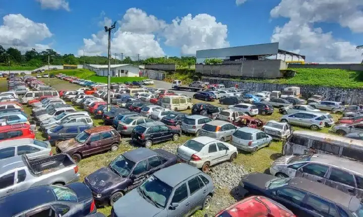 Prefeitura recolhe veículos e sucatas abandonados nas ruas de Itabuna