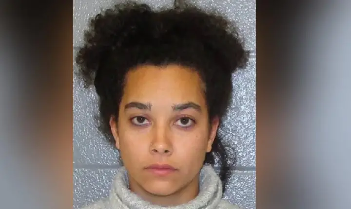 Professora é presa após ser flagrada fazendo sexo com aluno em estacionamento