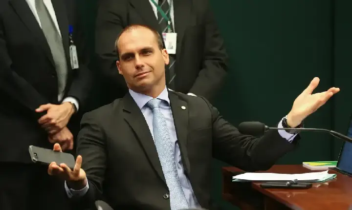 Projeto do PL visa permitir que Eduardo Bolsonaro exerça mandato nos EUA