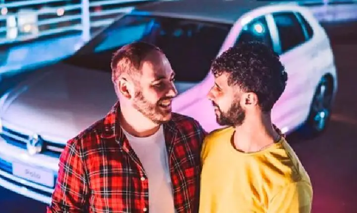 Propaganda do Novo Polo com casal gay é criticada nas redes sociais