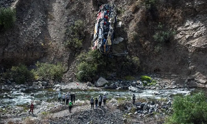 Queda de ônibus em penhasco deixa 11 mortos e 34 feridos no Peru
