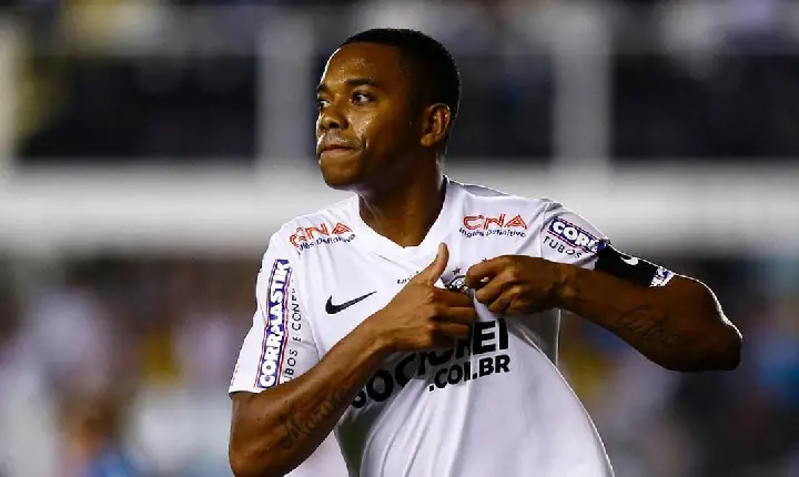 Robinho sugere entregar passaporte em ação do STJ que pode levá-lo à prisão