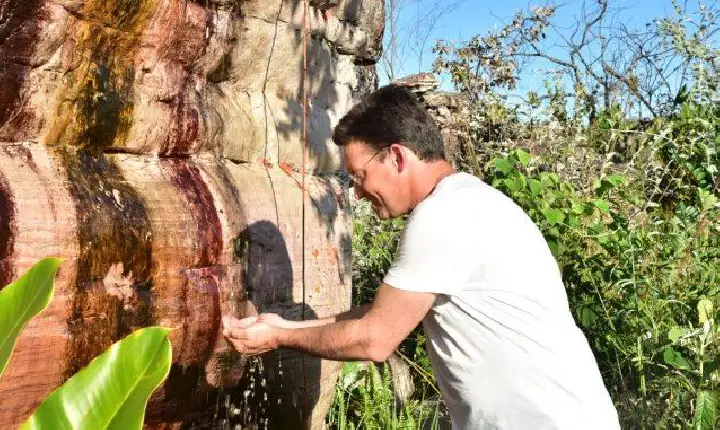 Roma festeja com o povo água jorrar em Tucano