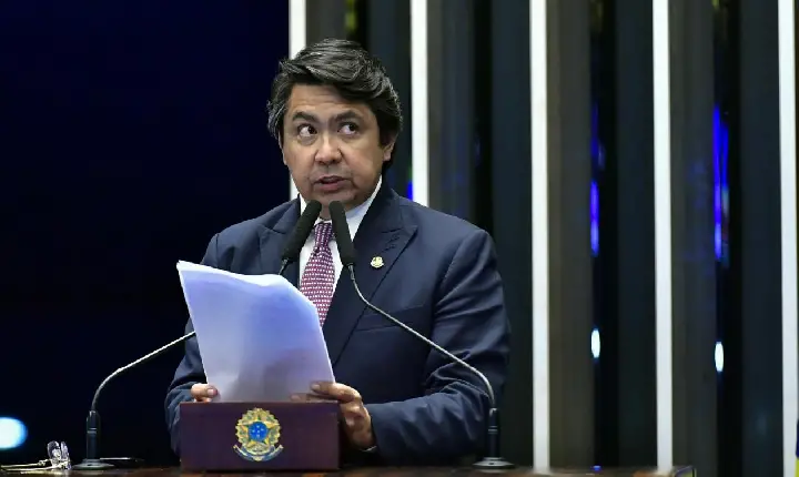 Senador come de abadejo a sushi na praia em recesso e pega reembolso