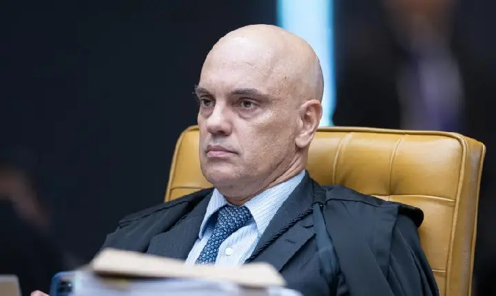 Senadores elaboram pedido de impeachment de Moraes
