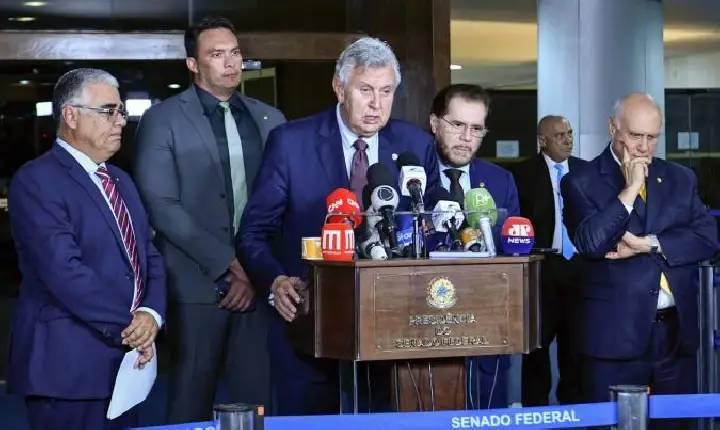 Senadores pedem impeachment de Barroso após jantar com advogado de Lula