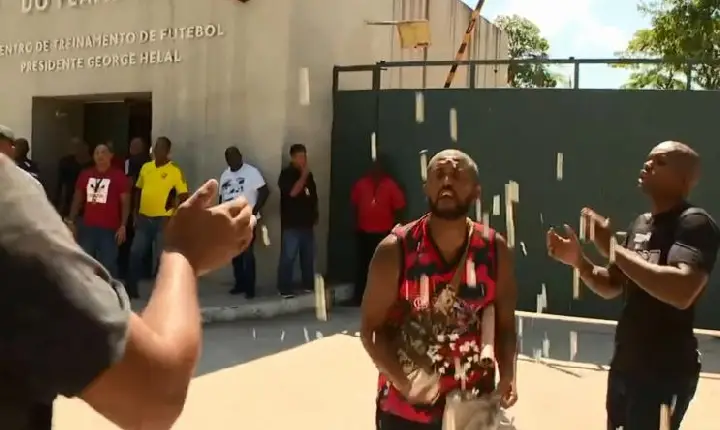 Torcedores do Flamengo arremessam pipoca em novo protesto no Ninho do Urubu