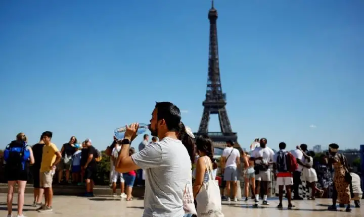 Turista americana é estuprada em banheiro público no centro de Paris