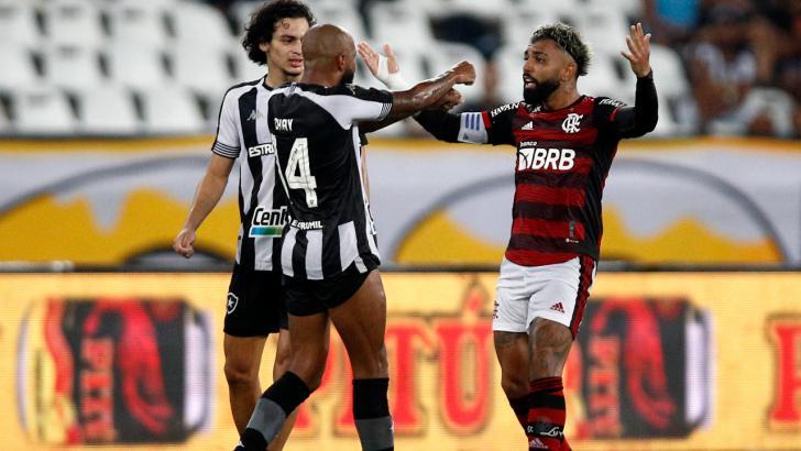 Após quatro anos, Botafogo vence Flamengo e amplia crise no rival