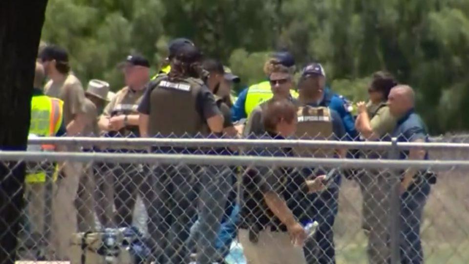 Ataque a tiros em escola do Texas deixa 15 pessoas mortas e dezenas de feridos