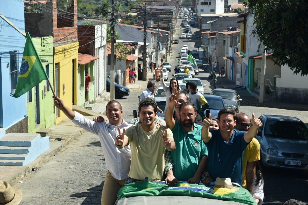 Multidão recepciona Roma em Itapetinga com carreata