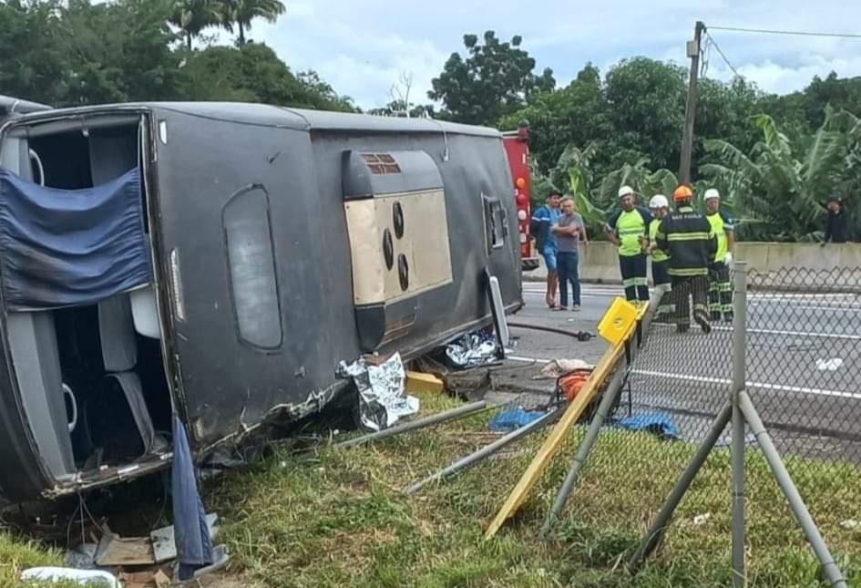 Ônibus da dupla Conrado e Aleksandro sofre acidente e cantor morre em rodovia em SP