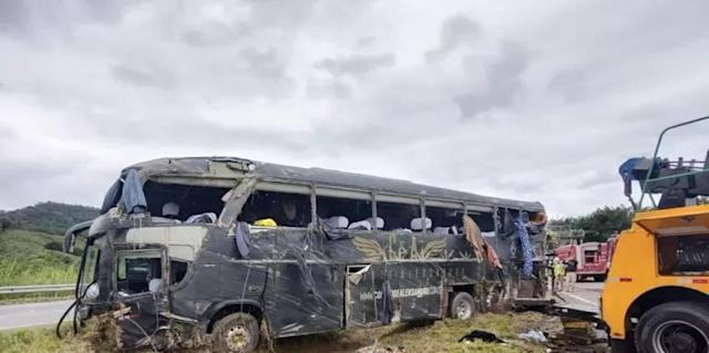 Pneu estourado é principal suspeita para acidente com ônibus de dupla sertaneja