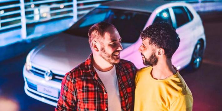 Propaganda do Novo Polo com casal gay é criticada nas redes sociais