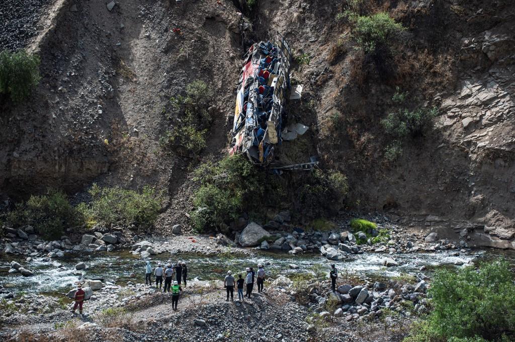 Queda de ônibus em penhasco deixa 11 mortos e 34 feridos no Peru