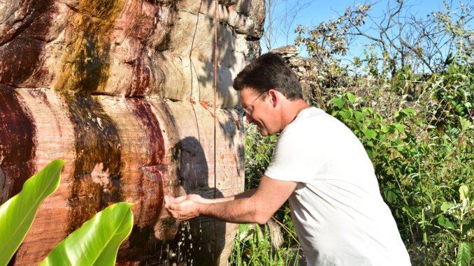 Roma festeja com o povo água jorrar em Tucano