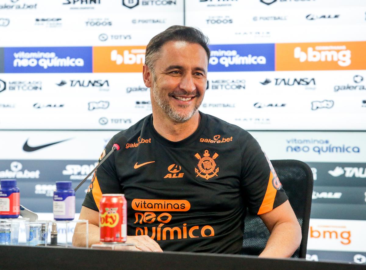 Vítor Pereira desabafa e define: 'É impossível falar em time titular no Corinthians'