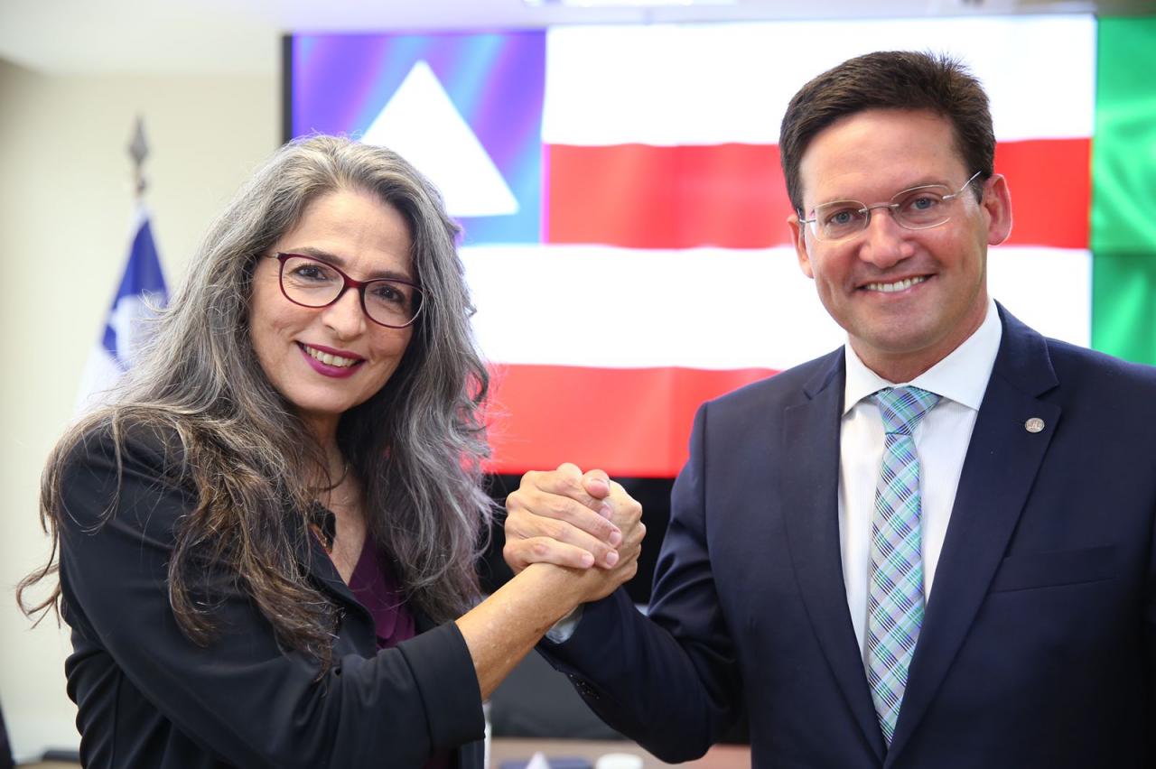 Dra. Raissa Soares ao lado do Deputado Federal Jo&atilde;o Roma