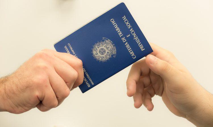 Taxa de desemprego cai para 9,8% e atinge menor patamar no trimestre desde 2015