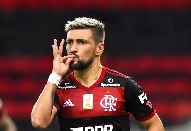 Arrascaeta brilha, marca duas vezes, e Fla elimina o Atlético-MG