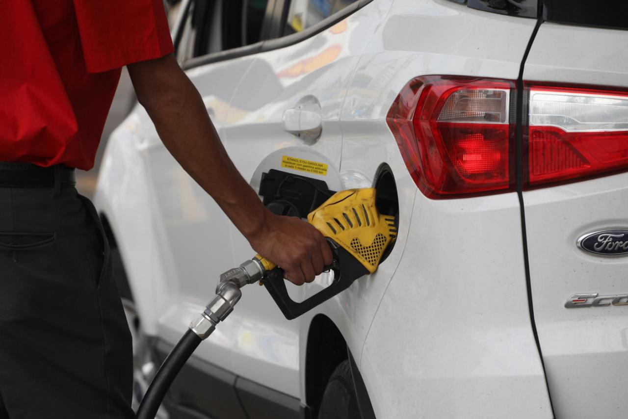 Preços médios da gasolina e do diesel caem após redução do ICMS