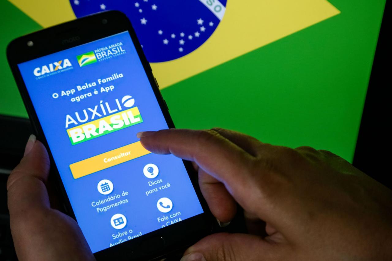 Bolsonaro sanciona lei que permite empréstimo consignado a beneficiários do Auxílio Brasil