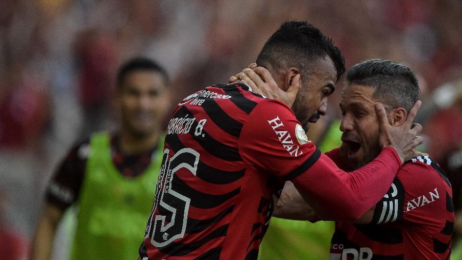 Flamengo atropela o retranqueiro Athletico-PR e entra no G4 do Brasileirão